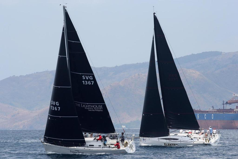 Velas negras actuales compuestas de fibra de carbono. Foto: Sail-World